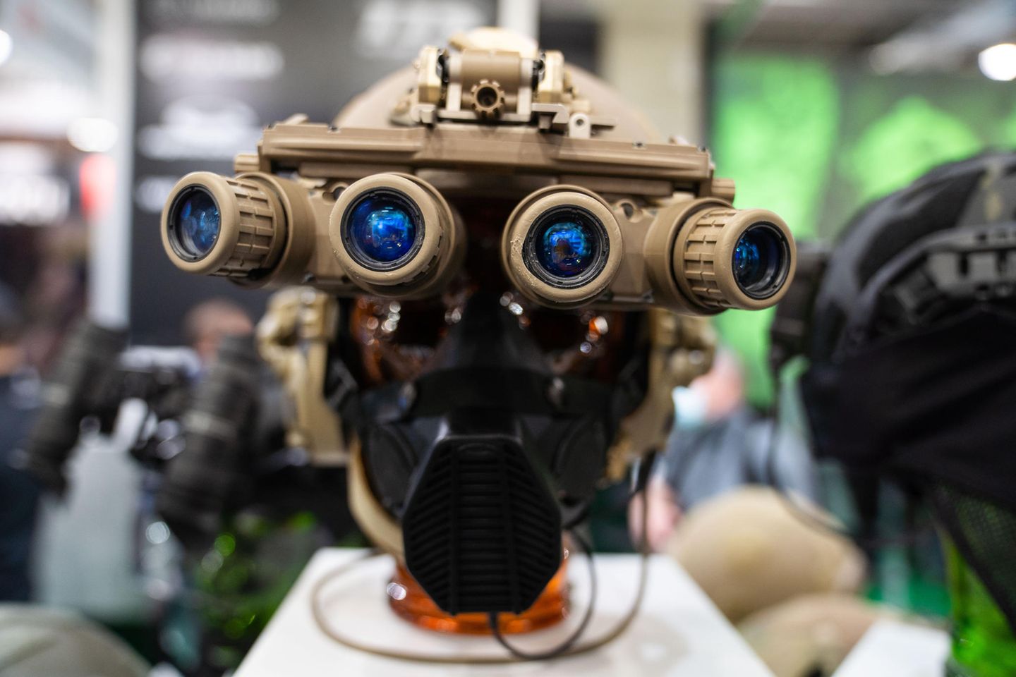 Die SIPRI-Datenbank der größten Rüstungskonzerne reichte zuletzt bis ins Jahr 2020. Auf Platz zehn lag zu diesem Zeitpunkt L3Harris Technologies. Das Unternehmen aus Melbourne im US-Bundesstaat Florida entstand 2019 durch die Fusion von L3 Technologies und der Harris Corporation. Es stellt unter anderem Waffen mit Mikrowellenstrahlung her. Im Sortiment sind aber auch Nachtsichtgeräte und Antennen für den zivilen Bereich. 78 Prozent des Umsatzes entfiel 2020 laut SIPIR auf die Rüstungssparte, das waren 14,2 Mrd. US-Dollar. L3Harris Technologies hielt den Platz des Vorjahres.