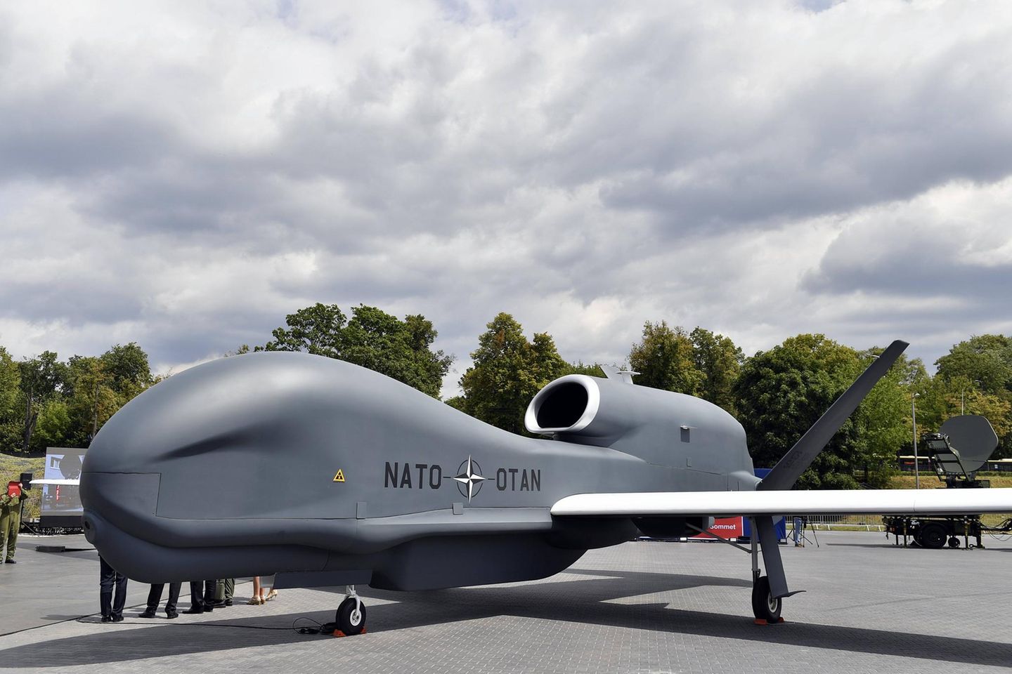 Die Northrop Grumman Corporation ist unter anderem auf Rüstungstechnik für Schiffe, Flugzeuge und die Raumfahrt spezialisiert. Das Unternehmen aus Falls Church im US-Bundesstaat Virginia entwickelt aber auch Sortiertechnik für Briefe. Es setzte mit Rüstungsgütern laut SIPRI 2020 rund 30,4 Mrd. US-Dollar um (83 Prozent des Gesamtumsatzes) und verschlechterte sich damit einen Rang. Das Bild zeigt eine Aufklärungsdrohne vom Typ Global Hawk.