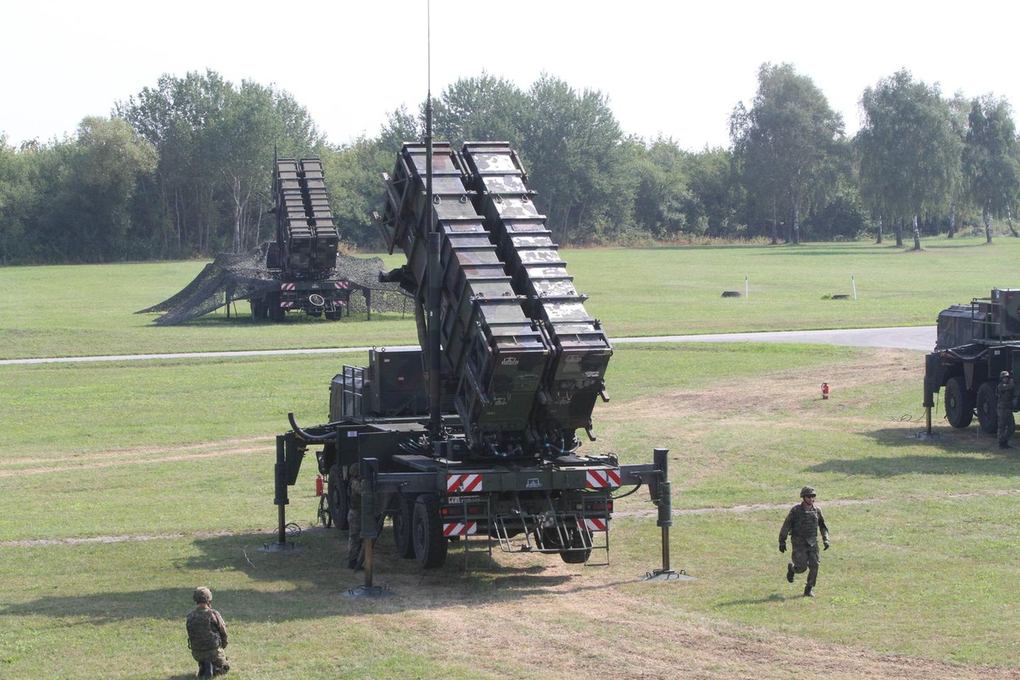 Mit dem Zusammenschluss von Raytheon und United Technologies entstand 2020 einer der größten Rüstungskonzerne der Welt. SIPRI führte das Luft- und Raumfahrtunternehmen mit Hauptsitz in Waltham im US-Bundesstaat Massachusetts auf Platz zwei. Der Umsatz der Rüstungssparte belief sich demnach auf 36,8 Mrd. US-Dollar und entsprach 65 Prozent des Gesamtumsatzes. Raytheon ist mit mehreren Tochterfirmen und insgesamt über 800 Mitarbeitern in Deutschland vertreten. Die Raytheon Anschütz GmbH aus Kiel etwa wurde 1995 übernommen und liefert Navigationsinstrumente für Schiffe.
