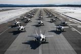 Die Lockheed Martin Corporation ist das größte Rüstungsunternehmen der Welt. Es lag mit 58,2 Mrd. Dollar (89 Prozent) mit deutlichem Vorsprung an der Spitze des SIPRI-Rankings und verteidigte damit die Nummer eins des Vorjahres. Gerade wurde ein Großauftrag aus Deutschland beschlossen. Die Bundeswehr soll mit bis zu 35 Tarnkappenjets des Typs Lockheed Martin F-35 schlagkräftiger werden. Diese Flugzeuge können amerikanische Atomwaffen transportieren. Auch dieser Rüstungsriese aus Bethesda im US-Bundesstaat Maryland wird von einer Frau geleitet: Marilyn Hewson ist seit 2013 CEO und Präsidentin.