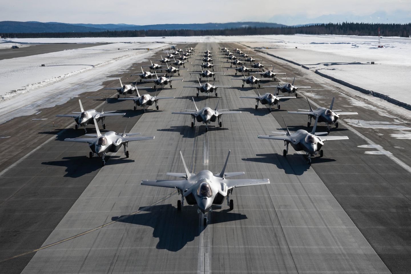 Die Lockheed Martin Corporation ist das größte Rüstungsunternehmen der Welt. Es lag mit 58,2 Mrd. Dollar (89 Prozent) mit deutlichem Vorsprung an der Spitze des SIPRI-Rankings und verteidigte damit die Nummer eins des Vorjahres. Gerade wurde ein Großauftrag aus Deutschland beschlossen. Die Bundeswehr soll mit bis zu 35 Tarnkappenjets des Typs Lockheed Martin F-35 schlagkräftiger werden. Diese Flugzeuge können amerikanische Atomwaffen transportieren. Auch dieser Rüstungsriese aus Bethesda im US-Bundesstaat Maryland wird von einer Frau geleitet: Marilyn Hewson ist seit 2013 CEO und Präsidentin.