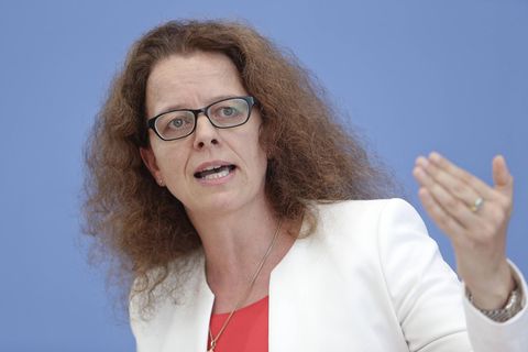 „Jung & Naiv“ mit Isabel Schnabel: Alt und weise: Wenn eine Zentralbankerin sich auf Youtube versucht