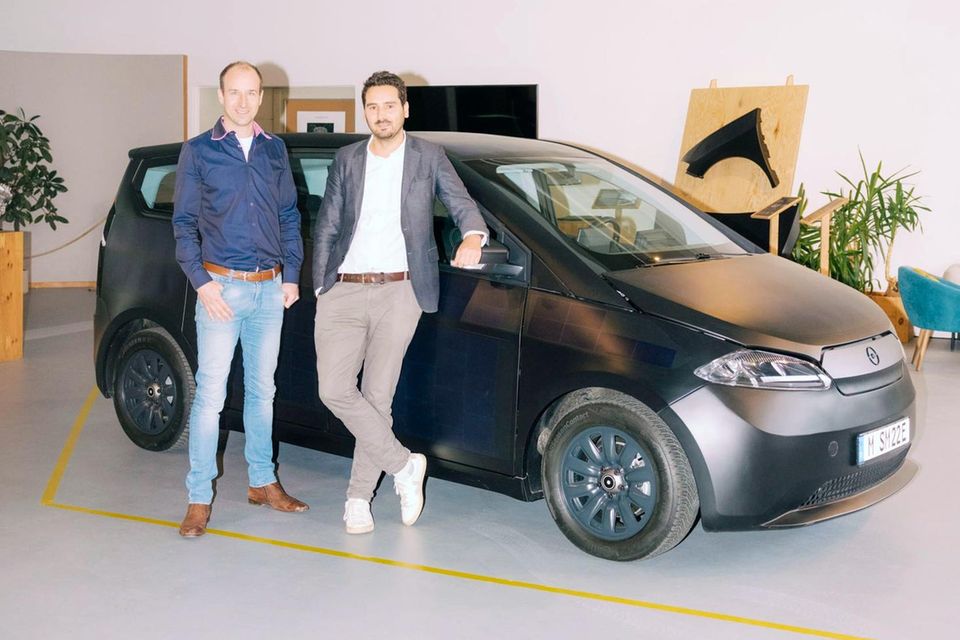 Sono-Motors-CEO Laurin Hahn (r.) und Finanzchef Torsten Kiedel vor dem Prototyp SCV 2.2