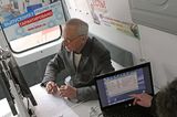 2021 waren 5,0 Prozent der Russen ab 15 Jahre ohne Job (Deutschland: 4,3 Prozent). Unter jungen Menschen zwischen 15 und 24 Jahren lag die Rate 2020 bei 17,0 Prozent (Deutschland: 5,8 Prozent). Niedriger als hierzulande fiel in Russland hingegen die Langzeiterwerbslosenquote aus. Sie belief sich 2017 auf 35,9 Prozent der Erwerbslosen (Deutschland: 41,7 Prozent). – Das Foto zeigt ein mobiles russisches Arbeitsamt.