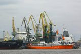 Russland hat vor dem Angriff auf die Ukraine sehr viel mehr Waren aus- als eingeführt. Die Exporte beliefen sich 2019 auf 427 Mrd. Dollar. Im Gegenzug wurden Waren im Wert von 247 Mrd. Dollar importiert. Das ergab ein Plus im Außenhandel von 180 Mrd. Dollar.