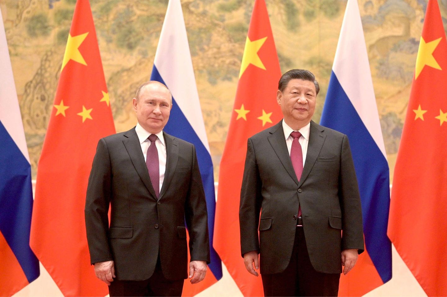 China war 2019 sowohl beim Im- als auch beim Export der wichtigste Handelspartner Russlands. Deutschland kam bei den Importen auf den zweiten Platz, bei den Exporten belegte es hinter den Niederlanden Platz drei. Belarus war bei den Importen die Nummer drei, bei den Exporten die Nummer vier. Zu den wichtigsten russischen Handelspartnern zählten außerdem die USA, die Türkei und Italien.