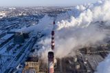 Die Energiewende liegt in der Erdöl-Nation Russland offenbar noch in weiter Ferne. Es hat laut dem Länderbericht 2020 rund 11,6 Tonnen Kohlendioxid je Einwohner ausgestoßen. In Deutschland waren es 2019 demnach 8,5 Tonnen. Erneuerbare Energien kamen 2018 in Russland auf 3,2 Prozent des Endenergieverbrauchs. Deutschland erreichte hingegen bereits 2015 bei einem Anteil von 14,2 Prozent.