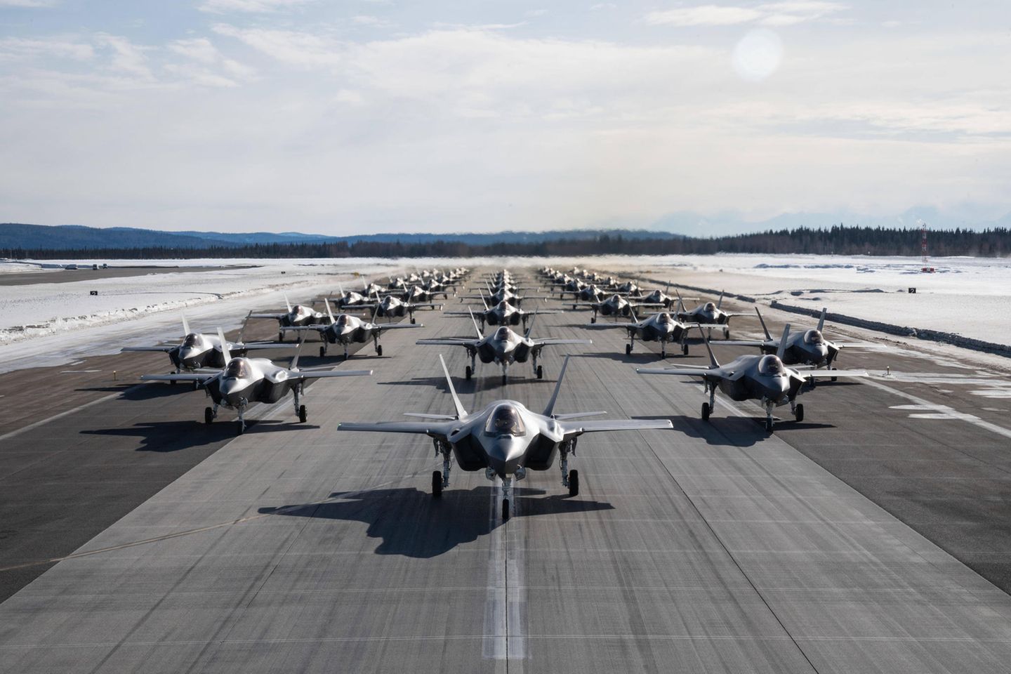 F-35-Lightning-II-Flugzeuge der US-Luftwaffe stehen Mitte März auf der Eielson Air Force Base in Fairbanks, Alaska, in Formation