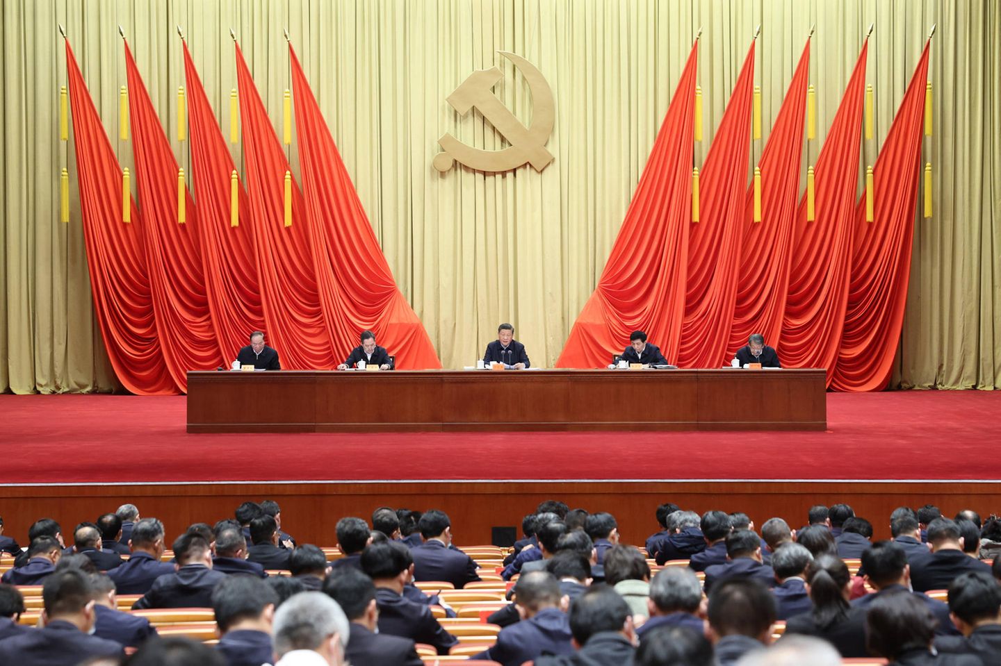 Der chinesische Staatspräsident Xi Jinping, der auch Generalsekretär des Zentralkomitees der Kommunistischen Partei Chinas (KPCh) und Vorsitzender der Zentralen Militärkommission ist, spricht bei der Eröffnungszeremonie eines Schulungsprogramms für junge und schon etwas ältere Beamte an der Parteischule des Zentralkomitees der KPCh 