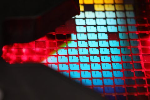 Wafer für Mikrochips zur Bestückung von Pässen in einer russischen Fabrik