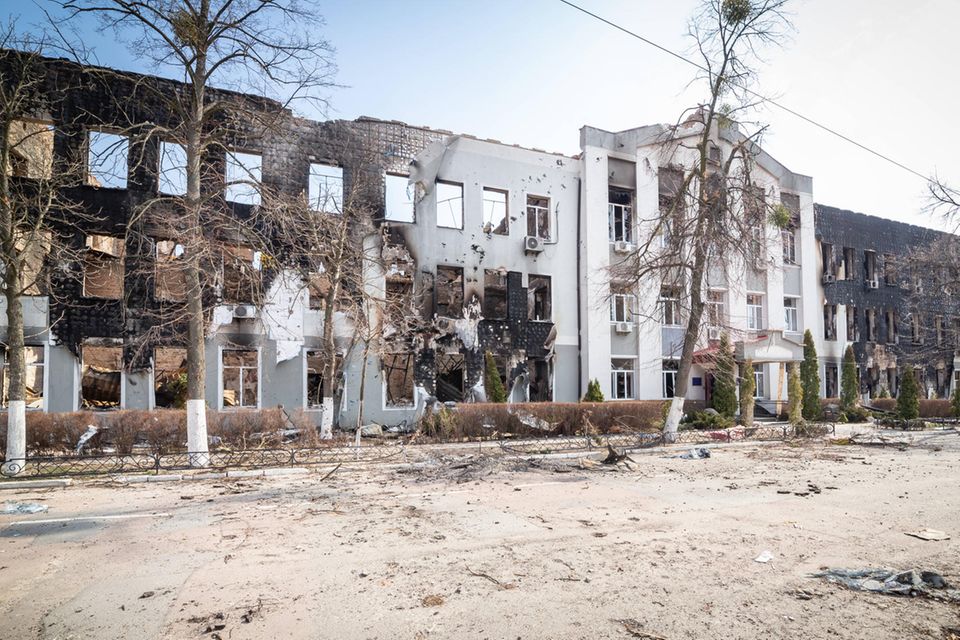Von Bomben zerstörtes Gebäude in Irpin