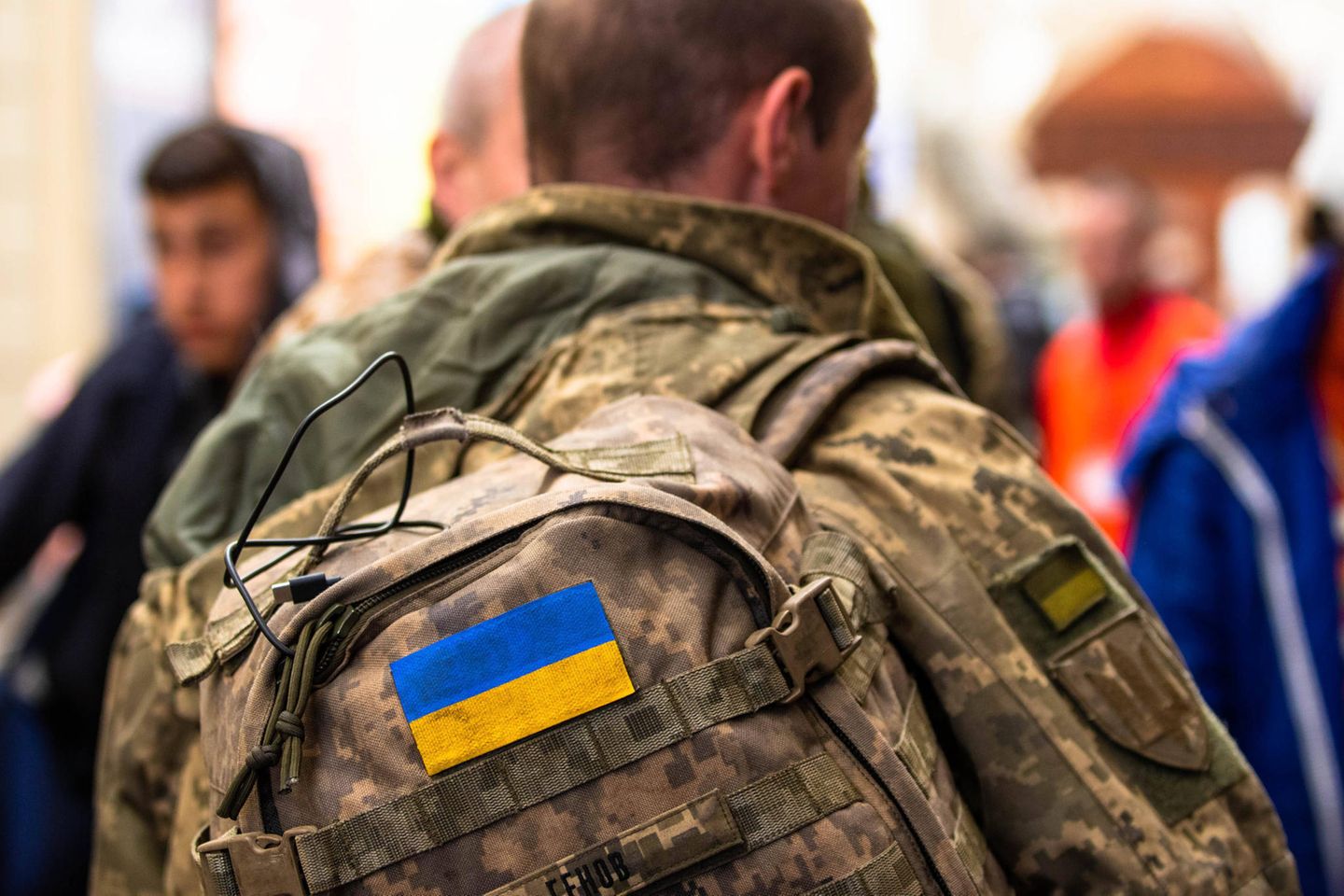 Eine ukrainische Modefirma näht jetzt Militärnetze, Fleece-Hoodies und Schutzwesten in traditionellem Flecktarn für Soldaten und das medizinische Personal. (Symbolbild)