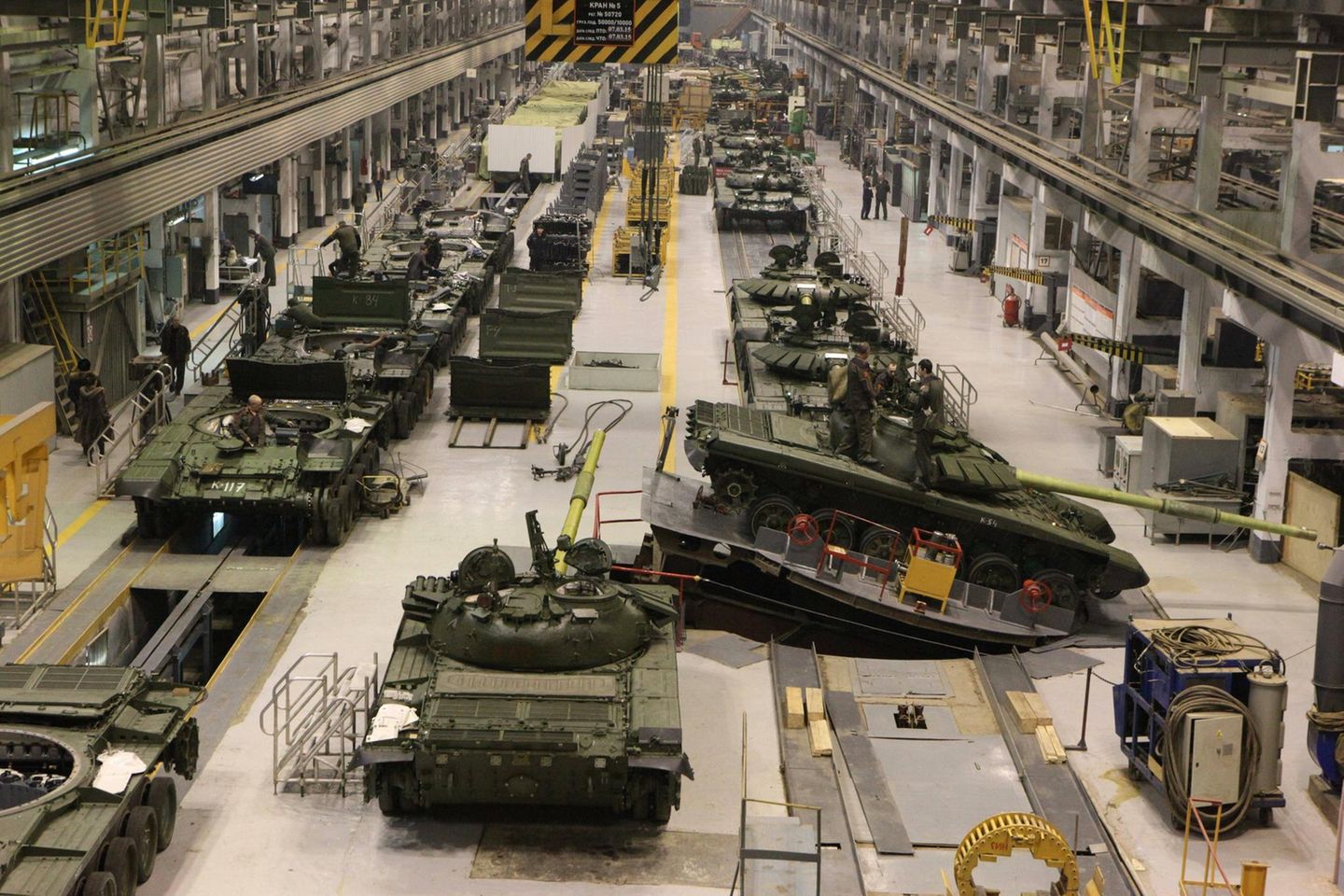 Uralwagonsawod (zu Deutsch: Uralwaggonwerk) gilt als der weltweit größte Hersteller von Panzerfahrzeugen. Das 1936 gegründete Unternehmen gehört zum staatlichen Rostec-Konzern – so wie die meisten der führenden Rüstungsfirmen des Landes. Es ist auch im Maschinenbau tätig und hat laut SIPRI 2020 rund 58 Prozent seines Umsatzes mit Rüstungsgütern erwirtschaftet. Das entsprach den Angaben zufolge 1,1 Mrd. US-Dollar. Uralwagonsawod aus der Stadt Nischni Tagil im Ural lag im weltweiten Ranking auf Platz 86, ein Platz schlechter als im Vorjahr.