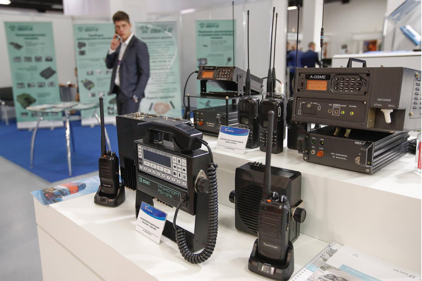 Russian Electronics oder Ruselectronics ist ebenfalls Teil des riesigen Rostec-Universums. Die Holdinggesellschaft für Unternehmen der elektronischen Industrie gehörte zu den wenigen russischen Aufsteigern des Rankings. Der Konzern verbesserte sich dank eines Umsatzes von 1,4 Mrd. Dollar (94 Prozent des Gesamtergebnisses) vom 87. auf den 71. Platz.