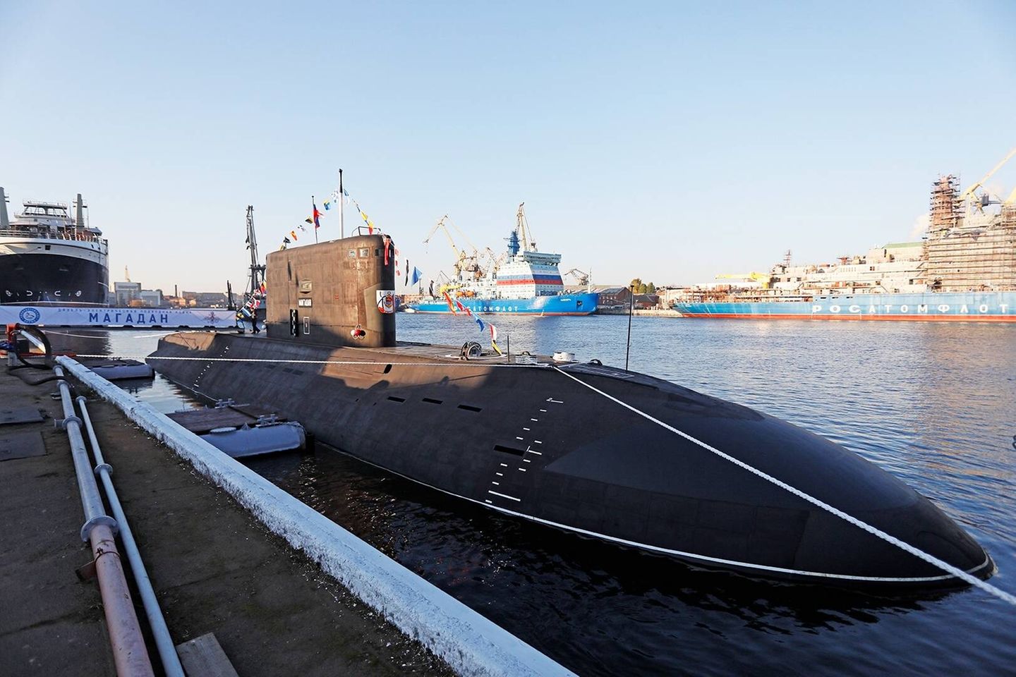 United Shipbuildung (OCK) entstand 2007 durch eine Reihe von Dekreten des russischen Präsidenten Putin. Die Offene Aktiengesellschaft aus Sankt Petersburg fertigt Marine- und Handelsschiffe. Das Rüstungssegment machte den Friedensforschern zufolge 2020 rund 79 Prozent des Umsatzes aus. Dieser Anteil belief sich auf 3,7 Mrd. Dollar. United Shipbuildung rutschte damit vom 26. auf den 33. Platz.