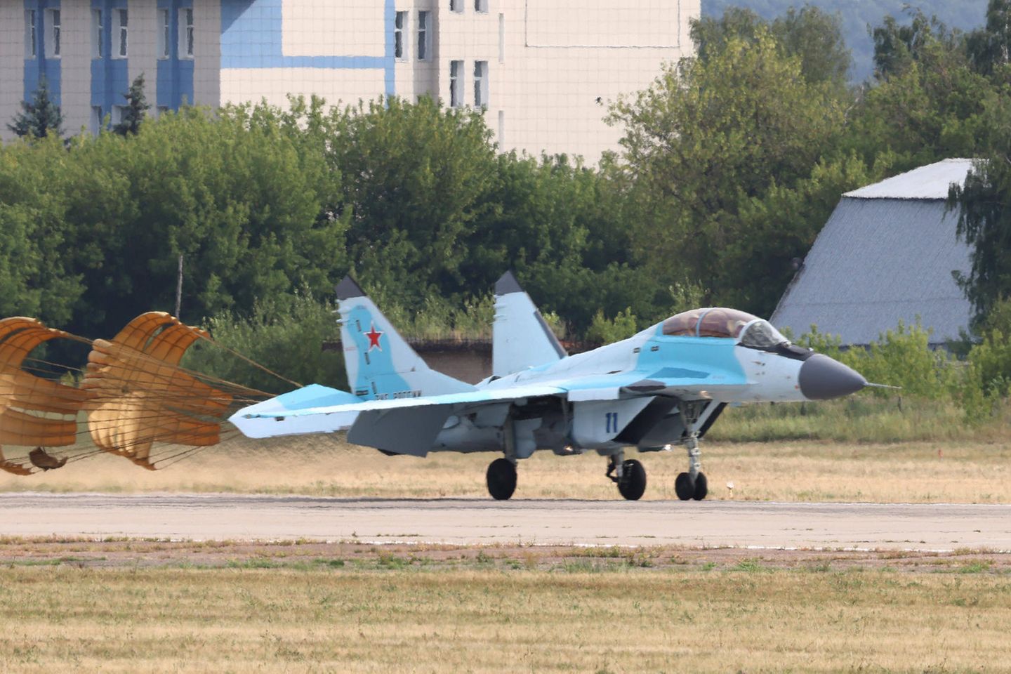 Die United Aircraft Corporation (OAK) kam ebenfalls per Putin-Dekret zustande. In dem Konsortium wurden die größten Luftfahrtunternehmen des Landes zusammengelegt. 2018 gingen mehr als 90 Prozent des Konzerns an Rostec. OAK stand im Februar 2022 auf der Sanktionsliste der britischen Regierung. Sie warf dem Konzern vor, den Angriff auf die Ukraine unterstützt zu haben. Das Luftfahrtkonsortium belegte mit einem Rüstungsumsatz von 4,9 Mrd. Dollar (82 Prozent) Platz 21 des weltweiten SIPRI-Rankings, vier Ränge besser als im Vorjahr.