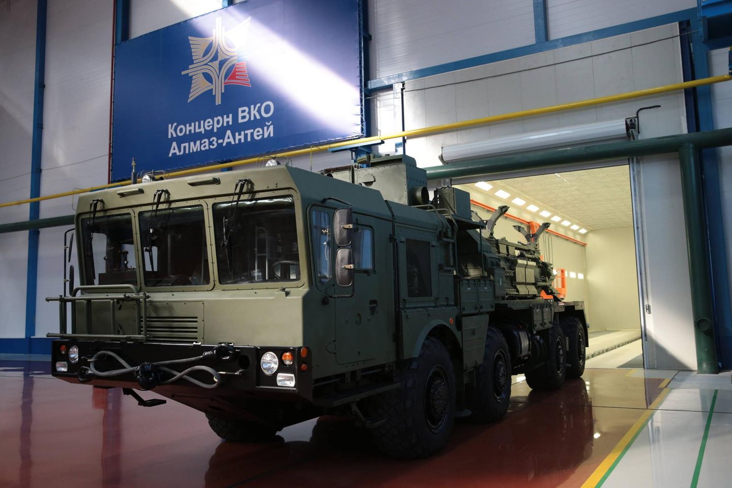 Almas-Antei ist der größte russische Rüstungskonzern. 92 Prozent des Umsatzes stammten 2020 den Angaben zufolge aus dem Militärbereich, das Ergebnis summierte sich auf 6 Mrd. Euro. Damit lag der Spitzenreiter mehr als 20 Prozent vor dem russischen Zweitplatzierten. Im weltweiten Ranking fiel der Konzern vom 15. auf den 17. Platz. Er entstand 2002 durch eine von Putin abgesegnete Fusion der Rüstungsunternehmen Antei und Almas. Im Jahr darauf wurde der damalige Generaldirektor Igor Klimow vor seinem Haus in Moskau erschossen. Zuvor und danach gab es ähnliche Attentate auf führende Manager staatlicher Rüstungskonzerne – angeblich waren Machtkämpfe hinter den Kulissen das Motiv.