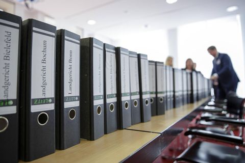 Sammlung von Aktenordnern mit Anklageschriften verschiedener Landgerichte zum Dieselskandal bei Volkswagen