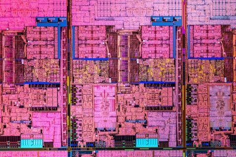 Ein Wafer mit Intel-Chipsder zwölften Generation in Großaufnahme