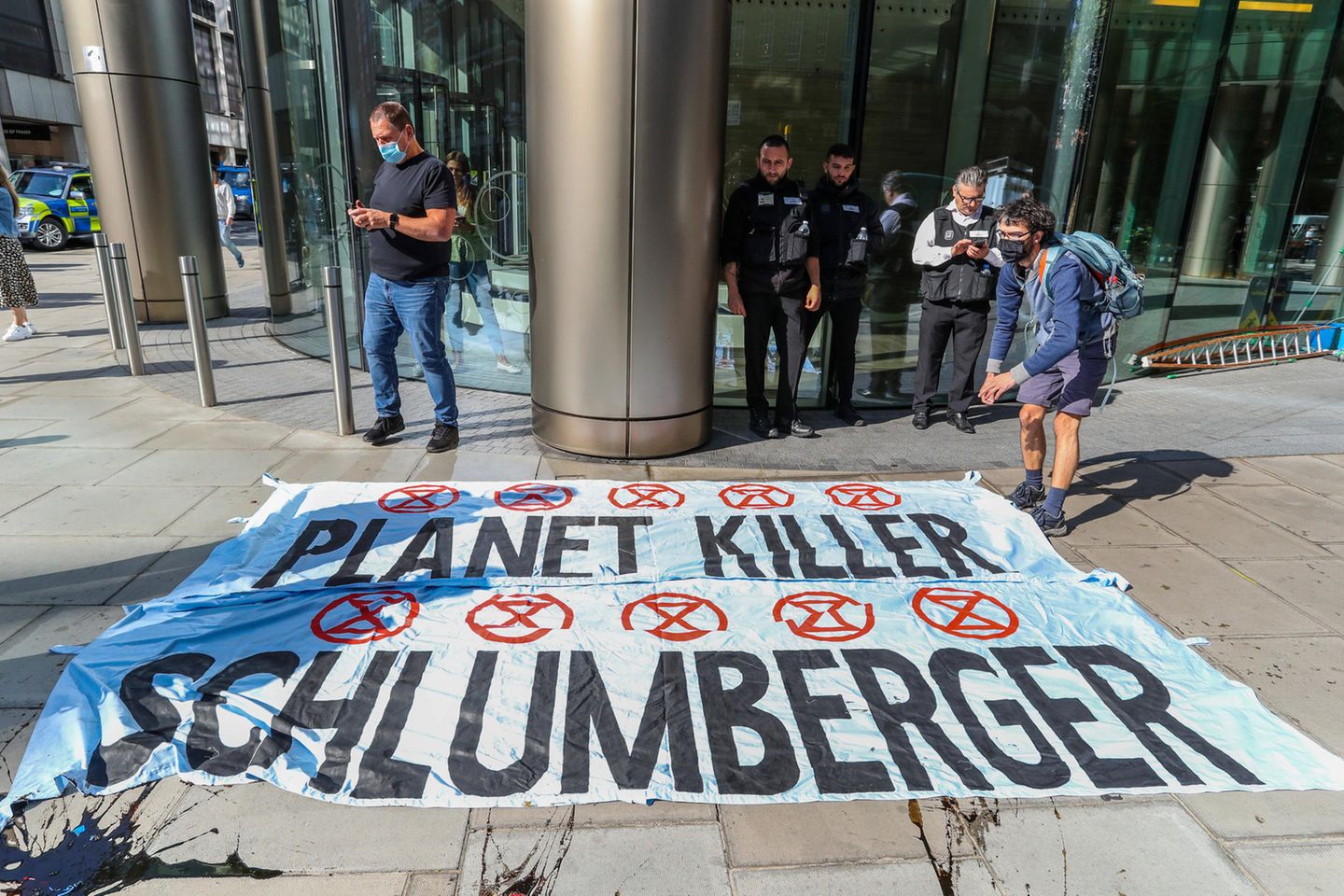 Das 1926 gegründete US-Unternehmen Schlumberger (mit Sitz auf Curaçao) ist auf den Betrieb von Ölfeldern spezialisiert. Es gilt zudem als größte Offshore-Bohrfirma der Welt. Die Anteile des norwegischen Pensionsfonds waren zuletzt rund 8,2 Mrd. Kronen wert. Er hielt 2,2 Prozent der Anteile.