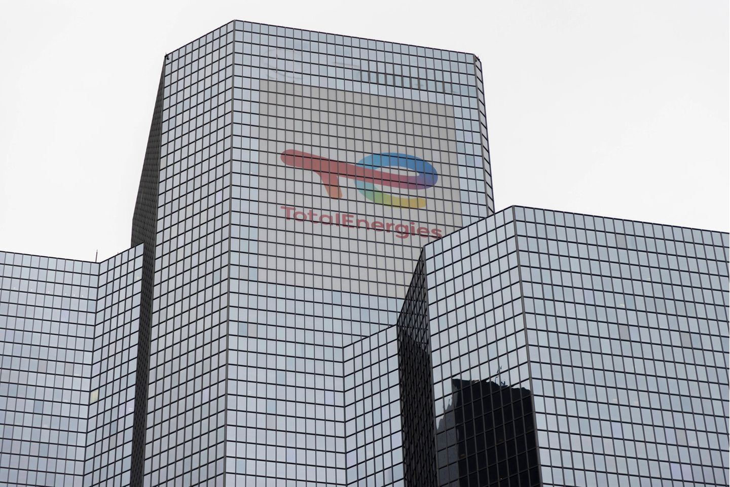Zwei Mineralölunternehmen aus Europa stehen an der Spitze der Energieinvestitionen des größten Staatsfonds der Welt. Auf Platz zwei kam 2021 mit 38,2 Mrd. Kronen das französische Mineralölunternehmen TotalEnergies. Die Norges Bank hielt 3,2 Prozent der Anteile und knapp 3,1 Prozent der Stimmrechte an dem Konzern mit Hauptsitz in Courbevoie bei Paris.