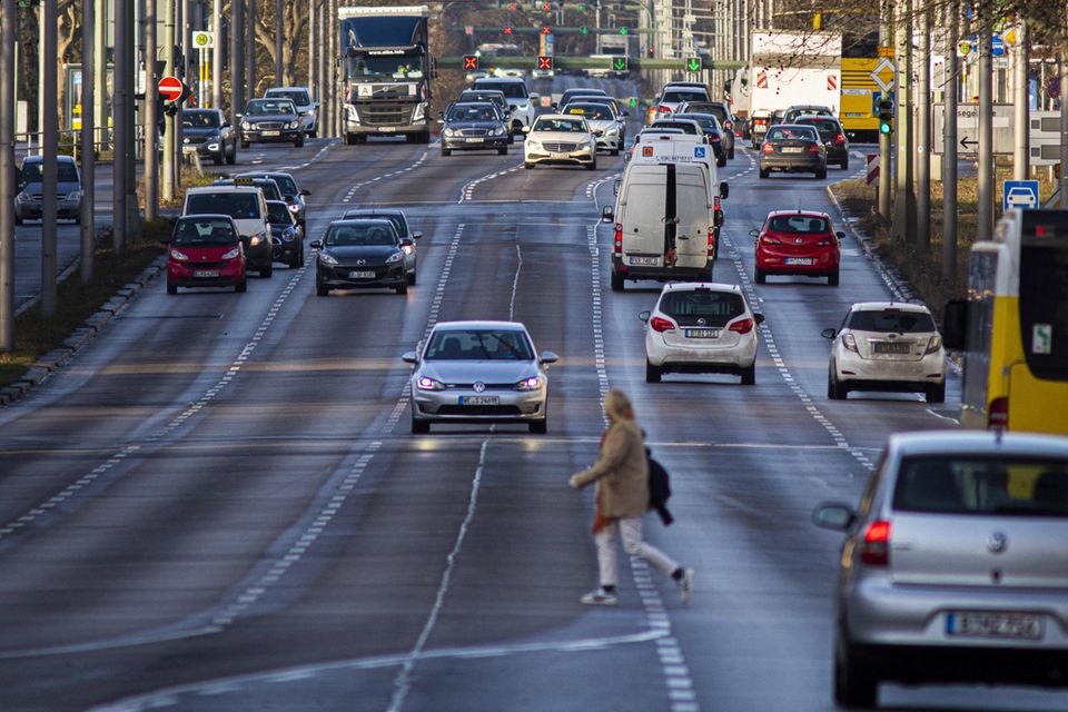 Wer sich die hohen Mieten in Metropolen leisten kann, wird auch durch kurze Wege unter anderem zur Arbeit entschädigt. Berliner Kunden von Check24 haben 2021 im Durchschnitt nur rund 9.525 Kilometer mit ihrem Auto zurückgelegt. Das war mit deutlichem Abstand der niedrigste Wert aller Bundesländer.