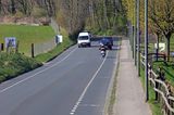 Das bevölkerungsreichste Bundesland ist zwar ein Flächenstaat. Nordrhein-Westfalen vereinigt aber diverse Großstädte, die Einwohnern die Fahrt zur Arbeit verkürzen. NRW kam in der Check24-Statistik mit 10.851 Kilometer auf Platz 13 der Bundesländer, unter anderem hinter Baden-Württemberg (11.143) und Bayern (11.343).