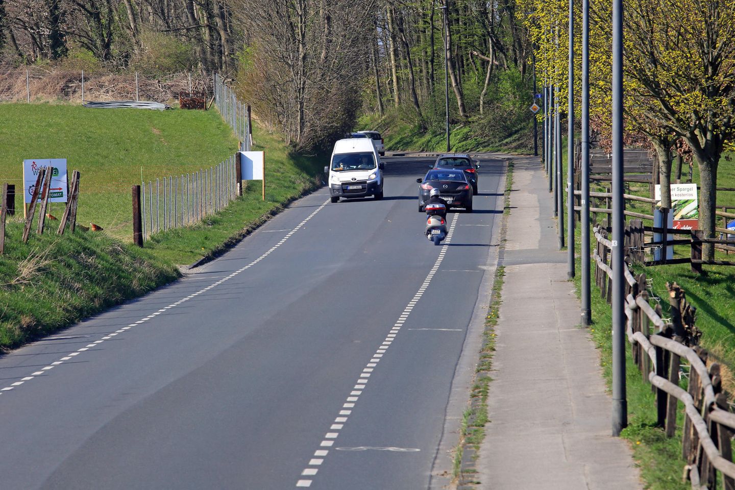 Das bevölkerungsreichste Bundesland ist zwar ein Flächenstaat. Nordrhein-Westfalen vereinigt aber diverse Großstädte, die Einwohnern die Fahrt zur Arbeit verkürzen. NRW kam in der Check24-Statistik mit 10.851 Kilometer auf Platz 13 der Bundesländer, unter anderem hinter Baden-Württemberg (11.143) und Bayern (11.343).