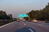 In Brandenburg wird oft nach Berlin gependelt. Im Schnitt legten Autofahrer 2021 rund 12.011 Kilometer zurück. Das toppten nur drei Bundesländer.