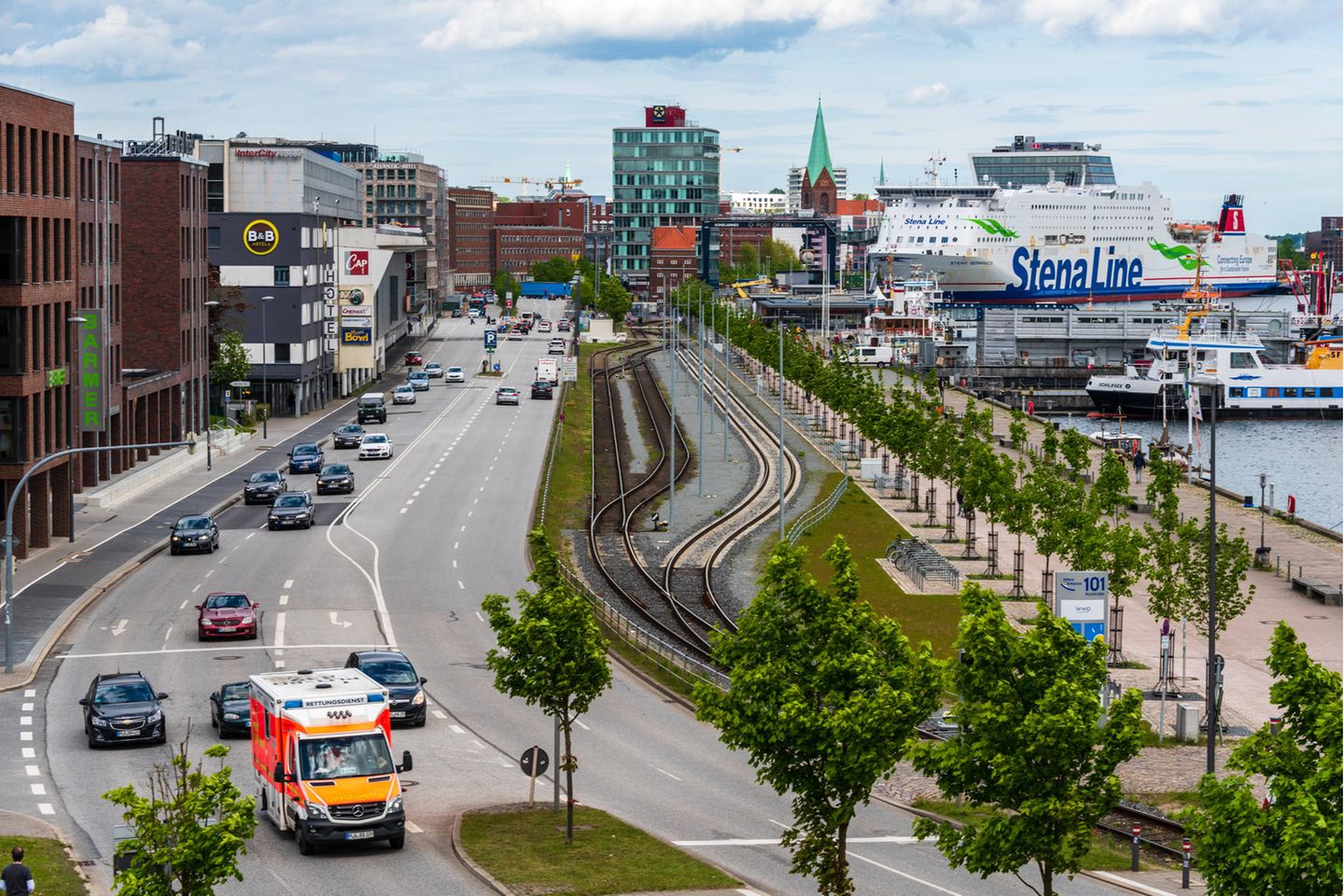 Ob in die Metropolregion Hamburg, auf die Urlaubsinsel Sylt oder nach Dänemark – Schleswig-Holstein ist ein Land der Pendler. Das brachte dem nördlichsten Bundesland die Nummer zwei in dem Ranking ein. Es lag mit 12.317 Kilometer deutlich vor dem nächstplatzierten Sachsen-Anhalt. Groß war aber auch der Abstand zur deutschen Nummer eins.