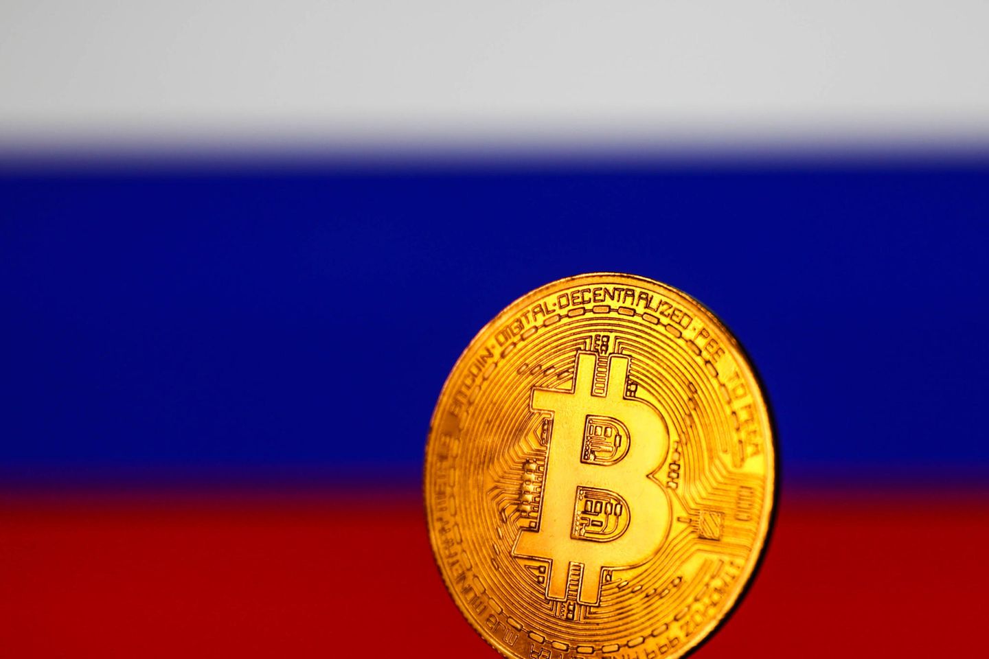 Bitcoin-Münze vor russischer Flagge