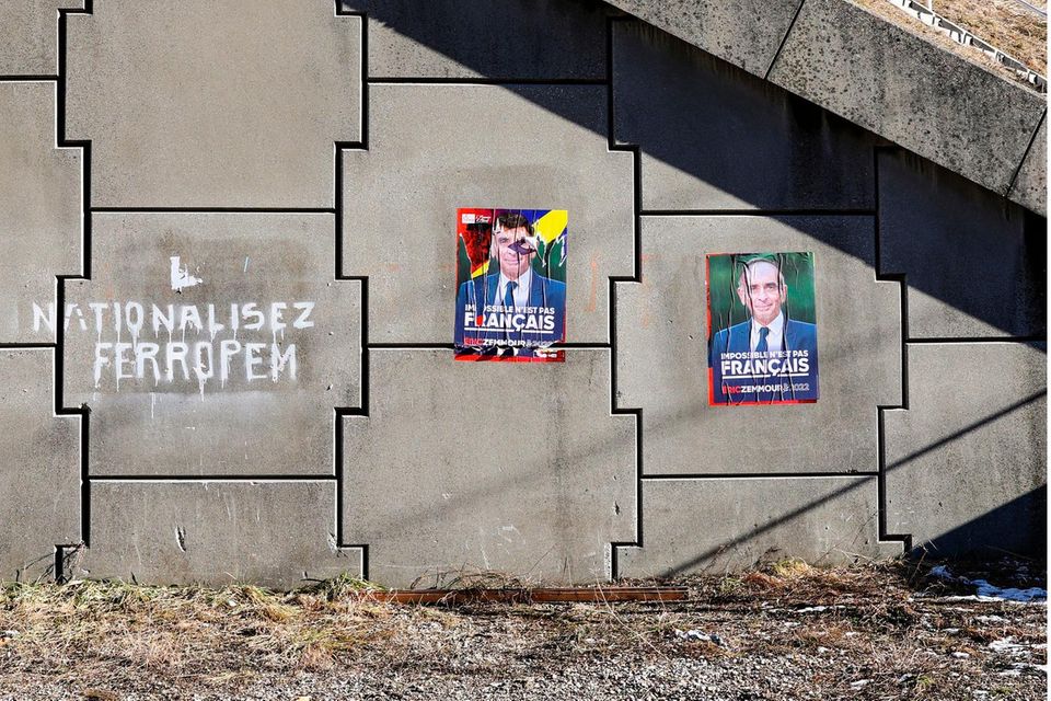 Nahe der Siliziumfabrik in Petit-Cœur werben Plakate für den Rechtsextremen Éric Zemmour