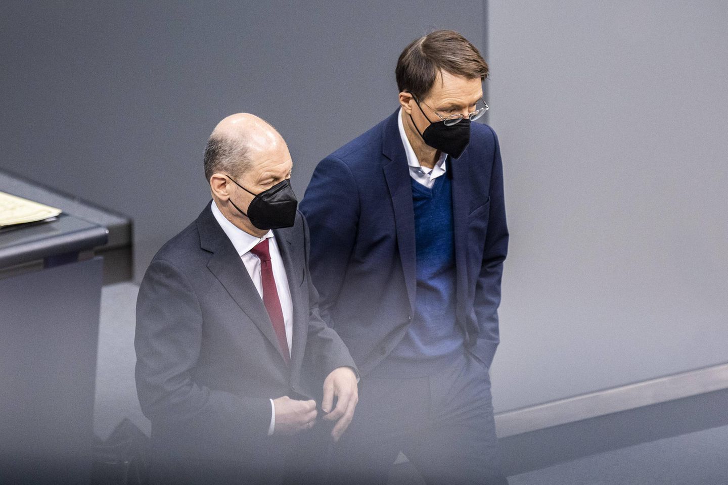 Olaf Scholz und Karl Lauterbach stehen nebeneinander im Plenarsaal des Bundestags