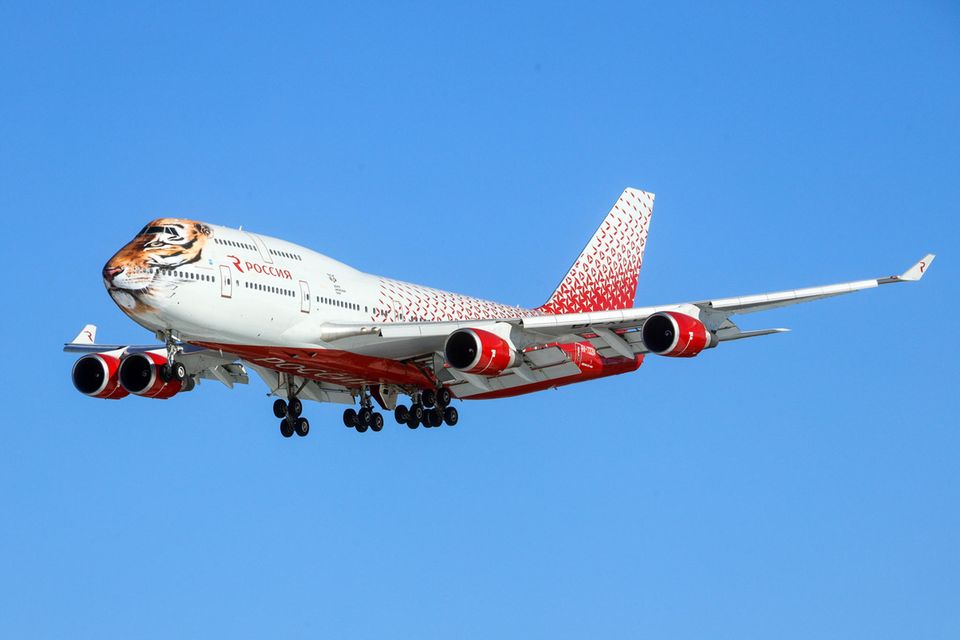 Luftfahrt: Diese Boeing 747-400 von Rossiya Airlines flog bis Kriegsbeginn noch unter der Bermuda-Registrierung EI-XLD. Mittlerweile wurde sie dem Leasinggeber de facto enteignet und operiert unter der russischen Kennung RA-73284 Diese Boeing 747-400 von Rossiya Airlines flog bis Kriegsbeginn noch unter der Bermuda-Registrierung EI-XLD. Mittlerweile wurde sie dem Leasinggeber de facto enteignet und operiert unter der russischen Kennung RA-73284