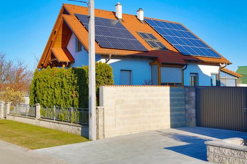 Mit einer kleinen PV-Anlage können Eigentümer sogar Geld verdienen.