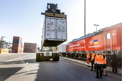 Im Berliner Westhafen wird ein Güterzug der „Schienenbrücke“ auf die Reise geschickt