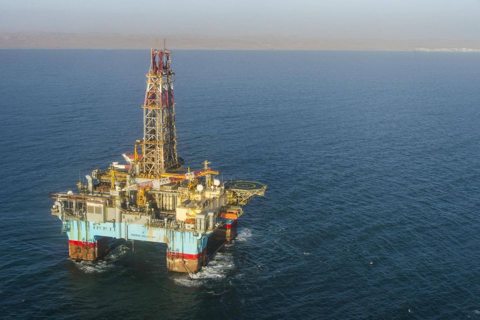 Luftaufnahme einer Ölplattform vor der Küste von Walvis Bay, Namibia