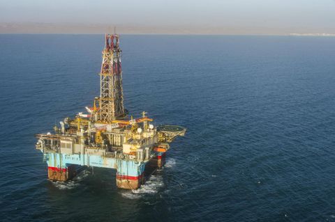 Luftaufnahme einer Ölplattform vor der Küste von Walvis Bay, Namibia