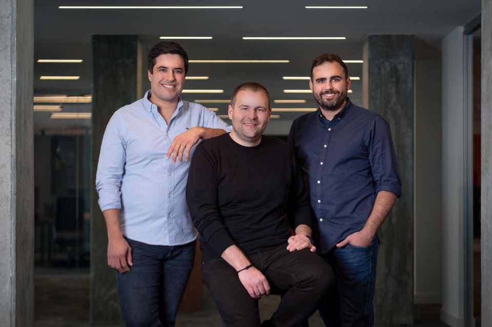 Luca-Chef Patrick Hennig (Mitte) will seine App zur digitalen Geldbörse weiterentwickeln. Dafür holt er die Fintech-Experten Ramin Niroumand (links) und Julian Teicke als Investoren und Berater ins Unternehmen