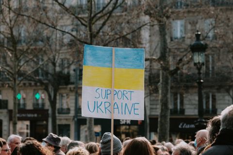 Seit dem Angriffskrieg auf die Ukraine kommt es überall auf der Welt zur Protestaktionen. 