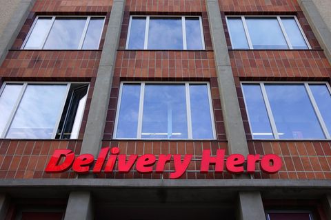 Die Berliner Zentrale von Delivery Hero in der Oranienburger Straße. Von hier koordiniert CEO Niklas Östberg den globalen Expansionskurs, der bislang vor allem fremdfinanziert wurde