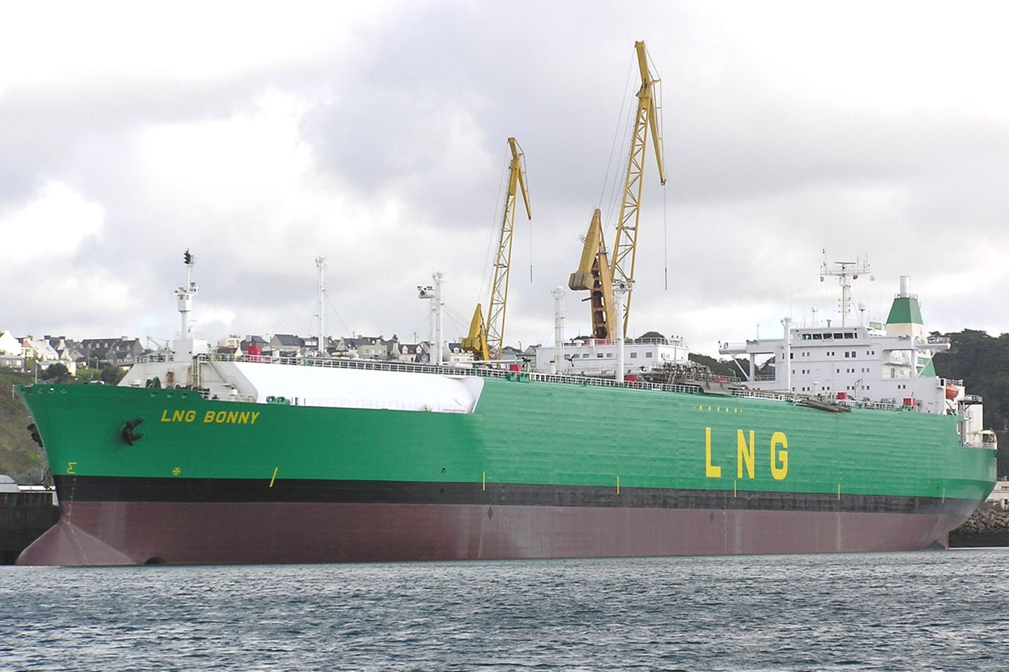 Das Unternehmen Nigeria LNG produziert Flüssigerdgas. Der Firmensitz befindet sich auf Bonny Island im Niger-Delta. An dem LNG-Terminal des Konzerns wurde der Statistik zufolge 2021 rund 22,2 Mio. Tonnen Flüssiggas umgeschlagen. Damit war Nigeria LNG laut Statista das größte LNG-Terminal in Afrika.