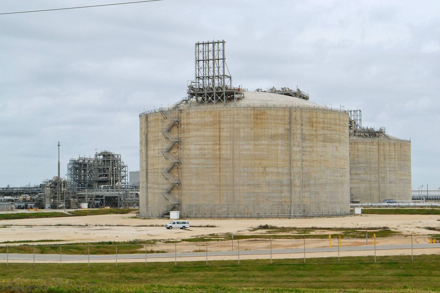 Zur Jahrtausendwende war Fracking in den USA noch nicht weit verbreitet und es wurde nach Alternativen zu den schwindenden Erdgasvorkommen gesucht. Freeport LNG positionierte sich ab 2002 als einer der größten Import-Umschlagplätze für Flüssigerdgas. 2008 war das Terminal fertiggestellt. Das texanische Unternehmen konzentrierte sich fortan jedoch auf den Export von amerikanischem Fracking-Gas. Seine Anlage war 2021 laut Statista mit 28,5 Mio. Tonnen weltweit die Nummer sieben.