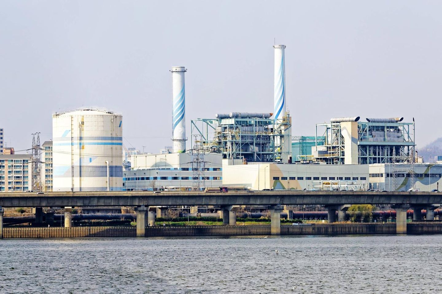 Vier der zehn größten LNG-Terminals lagen in Ostasien. Zwei davon entfielen jeweils auf Japan und auf die Republik Korea. Deren Hafenstadt Pyeongtaek am Gelben Meer kam im Ranking mit 30,1 Mio. Tonnen auf Platz sechs.