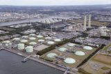 Die Bucht von Tokio ist der Standort einiger der größten LNG-Terminals der Welt. Direkt neben der Nummer zehn dieser Liste, Futtsu, liegt die Nummer fünf. An der Flüssiggas-Anlage der Hafenstadt Sodegaura wurden laut Statista 2021 rund 35,5 Mio. Tonnen umgeschlagen.