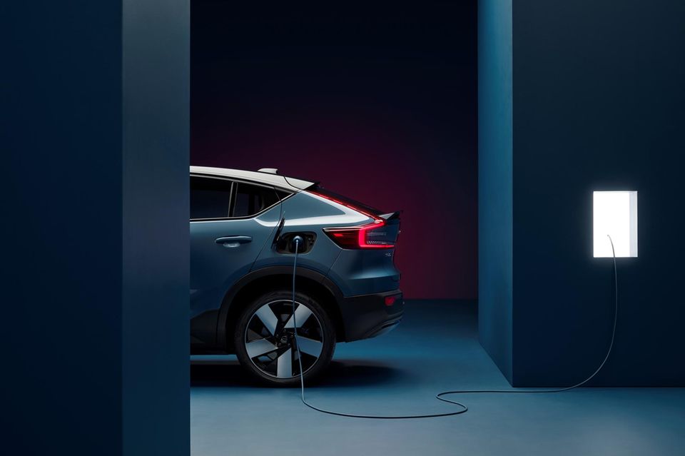 Der Volvo C40 Recharge beim namensgebenden Aufladen