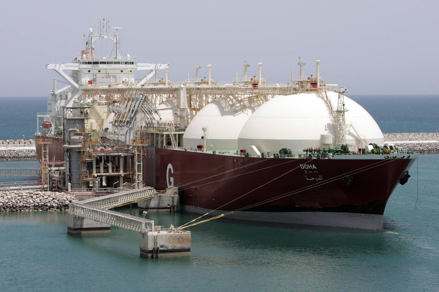 Das flüssige Erdgas für die neuen deutschen Terminals soll unter anderem aus Katar kommen. Bundeswirtschaftsminister Robert Habeck (Grüne) war dazu im März 2022 in das Emirat gereist. Das verfügt laut der Statistik über zwei der zehn größten Anlagen der Welt. Mit 36,3 Mio. Tonnen auf Platz vier kam der LNG-Terminal Rasgas 1 in Al-Chaur. Der Betreiber Rasgas fusionierte 2018 mit Qatargas, dem weltweit größten LNG-Produzenten.