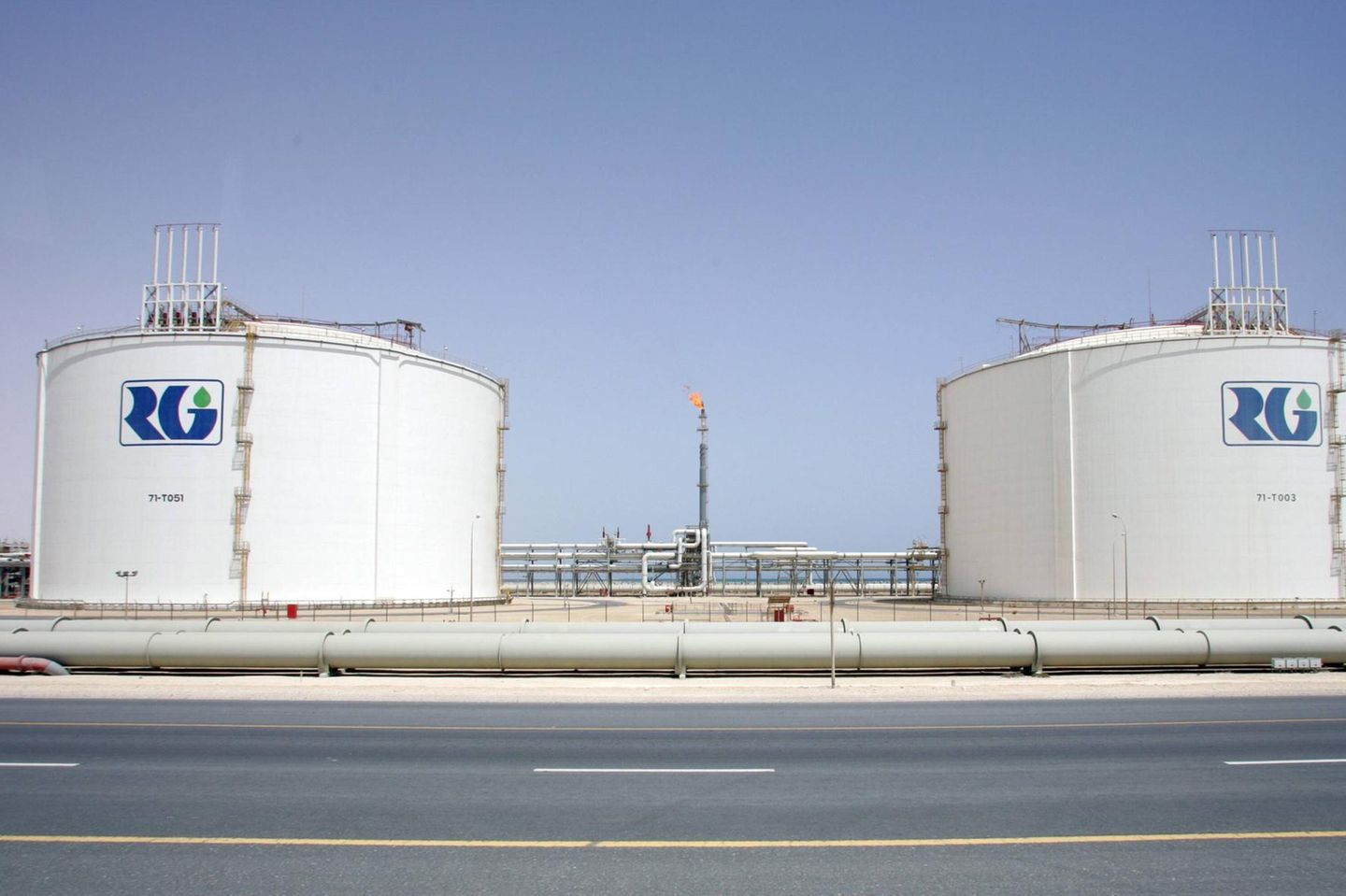 Knapp vor Incheon kam der LNG-Terminal Qatargas 1 Ras Laffan auf Platz zwei des weltweiten Rankings. Statista verzeichnete bei der Anlage des Weltmarktführers ein Umschlagsvolumen von rund 41,1 Mio. Tonnen. Katar hatte nach dem Habeck-Besuch im März 2022 Hoffnungen gedämpft, dass eigenes Erdgas rasch die Abhängigkeit Deutschlands von Russland beenden könnte.