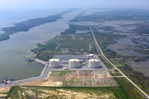Der größte LNG-Terminal der Welt liegt in den USA. Die Anlage Sabine Pass im Bundesstaat Louisiana am Golf von Mexiko wird vom Unternehmen Cheniere Energy betrieben. Dank eines weit verzweigten Pipeline-Netzes ist es laut offiziellen Angaben möglich, Erdgas aus allen Regionen des Landes östlich der Rocky Mountains zu verarbeiten. Die Bilanz belief sich laut Statista 2021 auf 55,4 Mio. Tonnen.