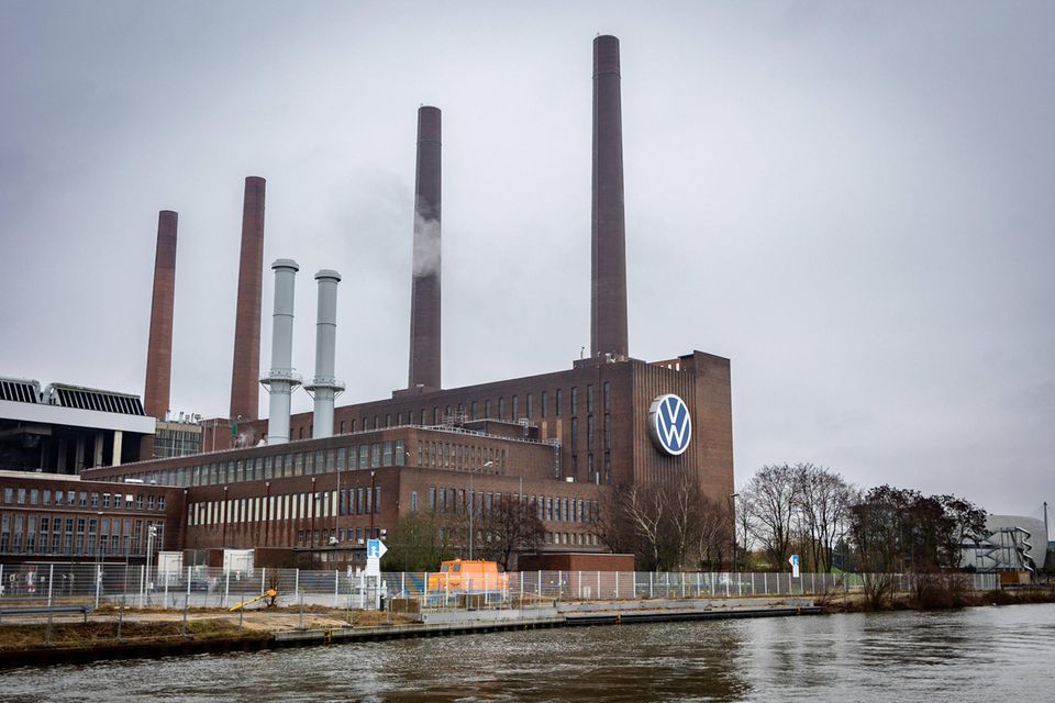 Die Volkswagen AG lag Ende 2021 auf Platz zehn der wertvollsten Investments des norwegischen Pensionsfonds in Deutschland, wie aus der Datenbank der Norges Bank hervorgeht. Der Fonds hielt nach eigenen Angaben 1,06 Prozent der Anteile und 0,01 Prozent der Stimmrechte an dem größten deutschen Autobauer. Der Marktwert der Aktien belief sich demnach auf 9,4 Mrd. Kronen. Weltweit lag Volkswagen damit auf Rang 166 der größten Investments.